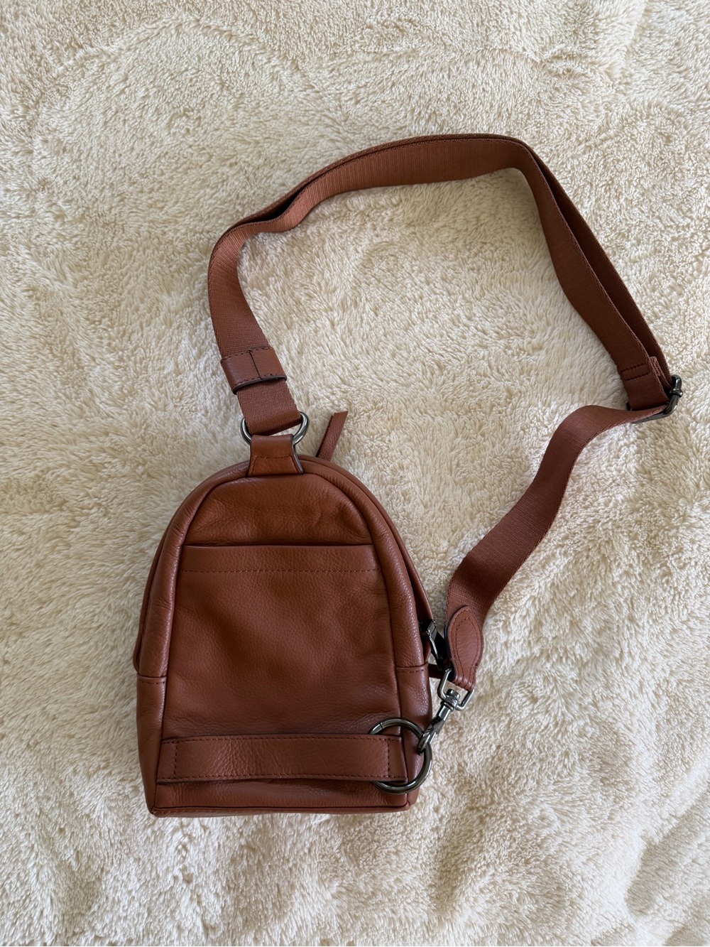 Aimee Kestenberg Leather Sling Backpack Crossbody Bag Cognac Brown Never Used - Picture 2 of 6